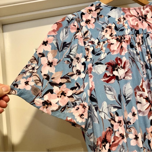 NWOT Willow & Clay Blue Pink Floral Summer Blouse Size Medium - Picture 5 of 14